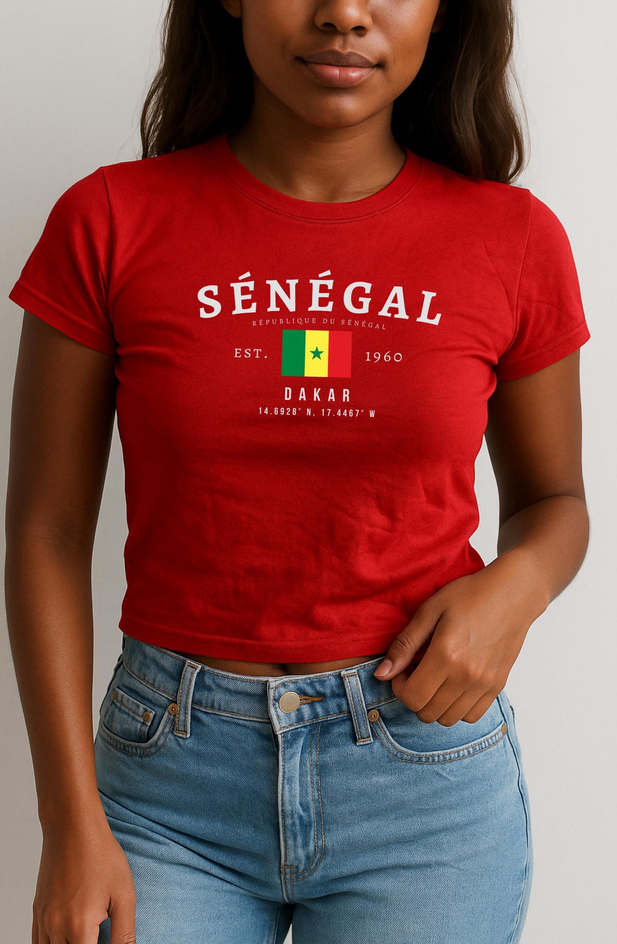 Black baby tee with Sénégal text, République du Sénégal, Dakar coordinates and Senegal flag design