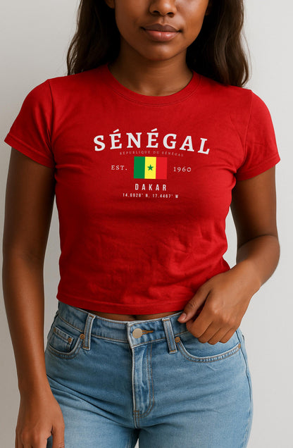 Black baby tee with Sénégal text, République du Sénégal, Dakar coordinates and Senegal flag design