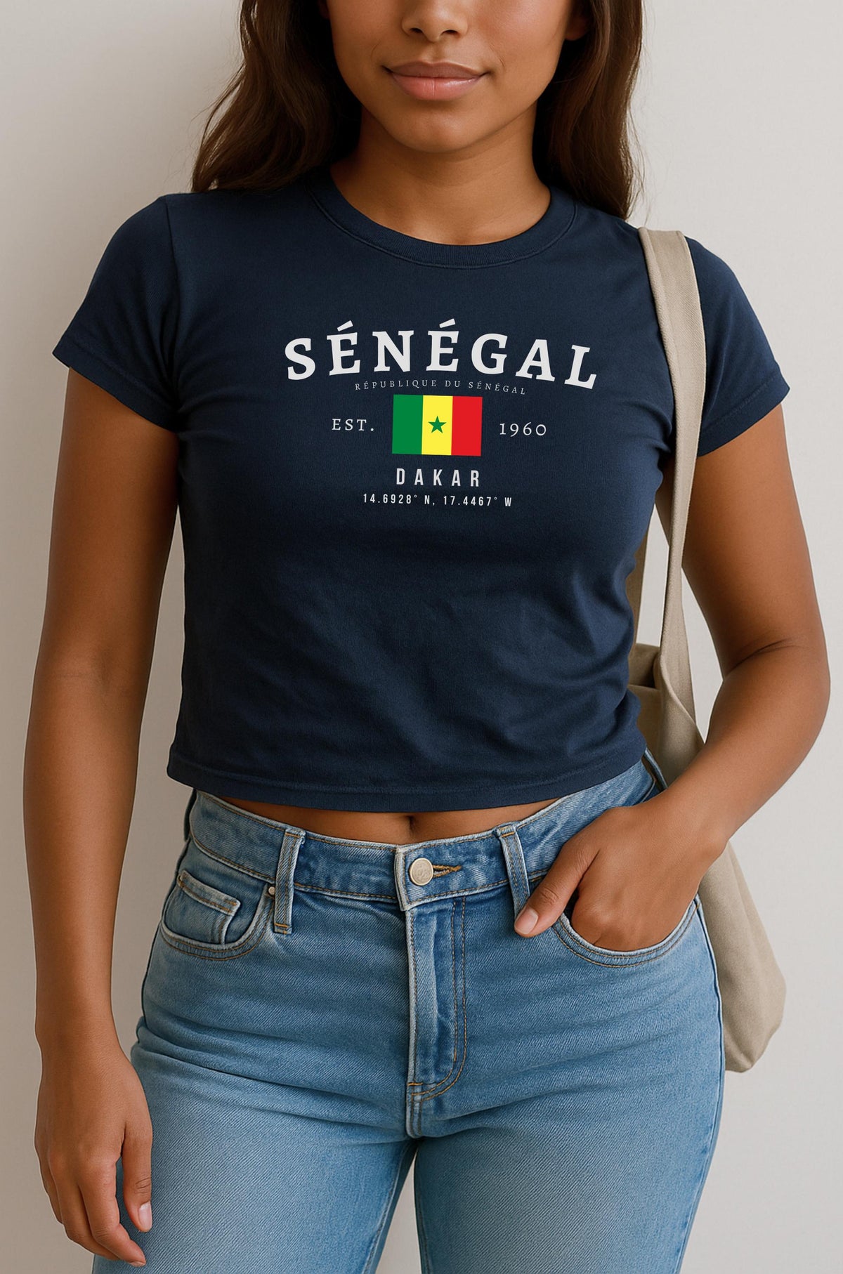 Black baby tee with Sénégal text, République du Sénégal, Dakar coordinates and Senegal flag design