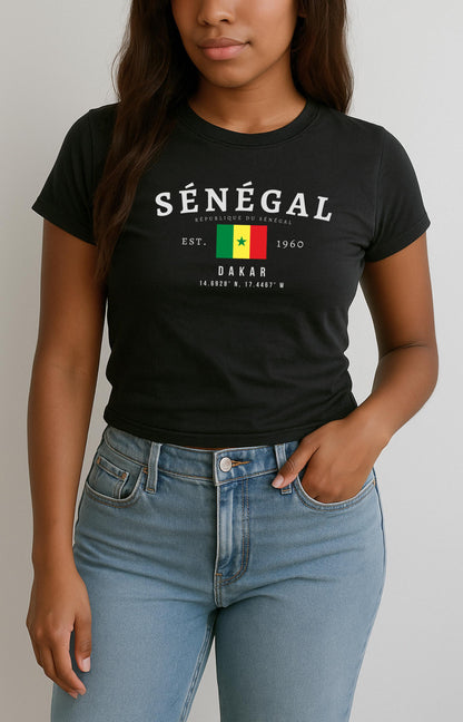Black baby tee with Sénégal text, République du Sénégal, Dakar coordinates and Senegal flag design