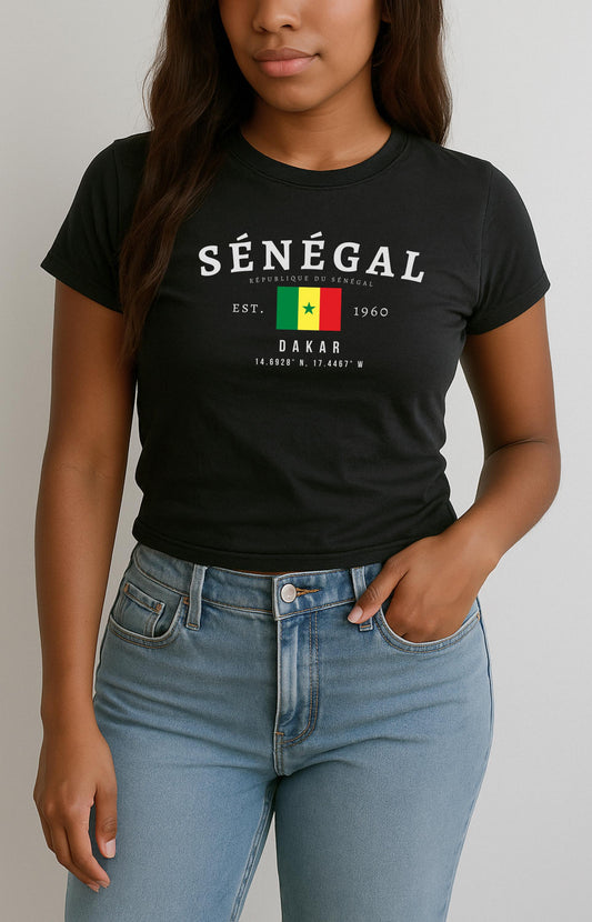 Black baby tee with Sénégal text, République du Sénégal, Dakar coordinates and Senegal flag design